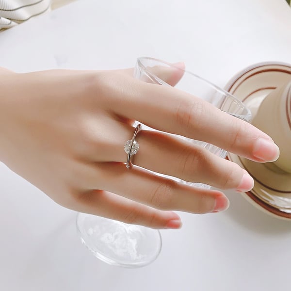 Miorenza Orbit ring in silver color worn on a hand